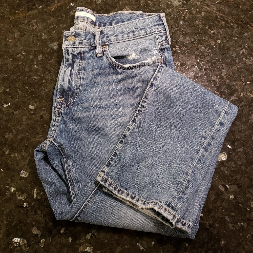 ABERCROMBIE RIPPED JEANS